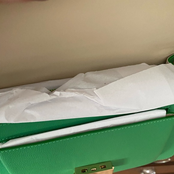 New with tag Kate Spade green bag front gold closure. - Picture 4 of 10